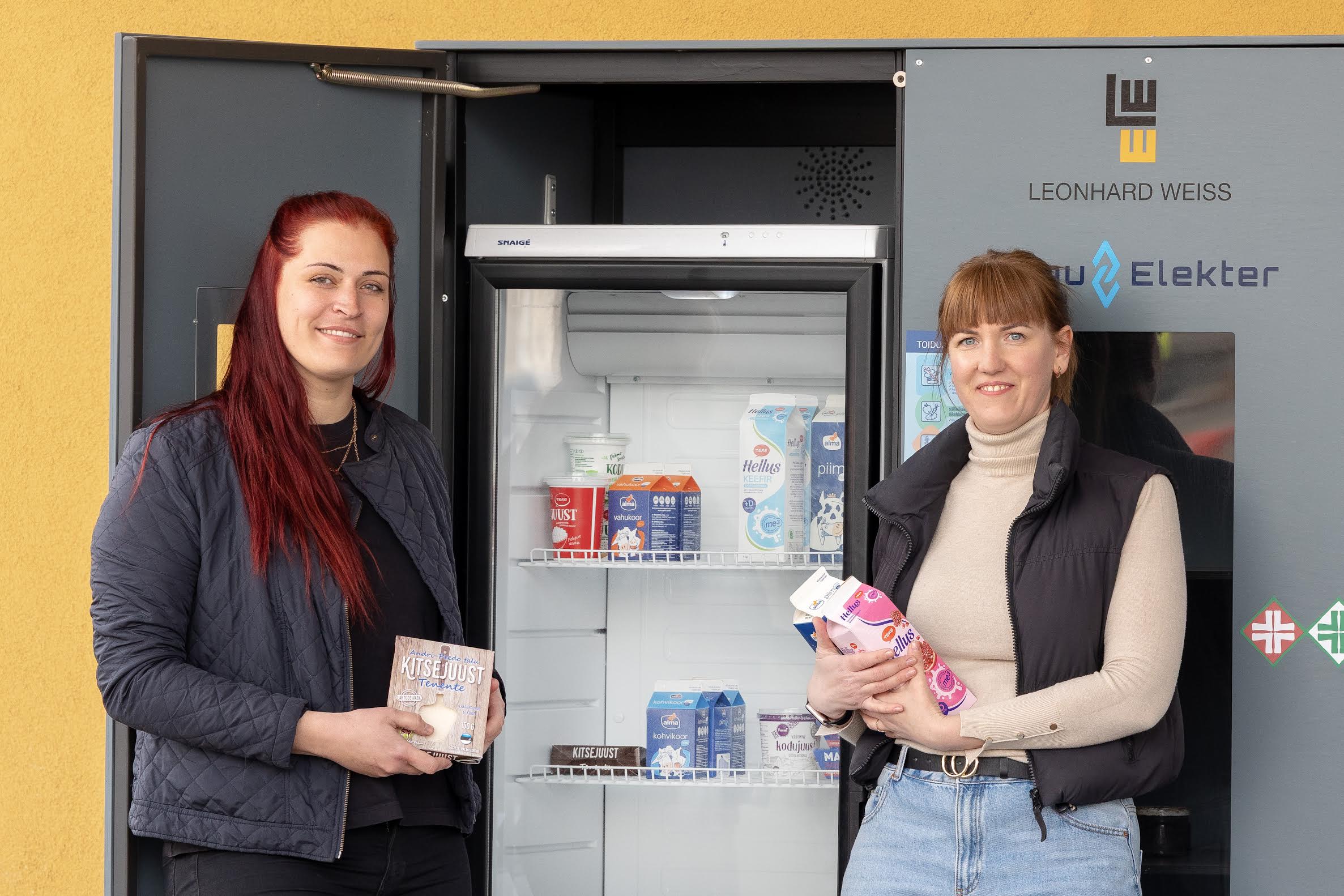 MTÜ Võrumaa Toiduringlus juhatuse liikmed, toidukapi idee eestvedajad Brita Saare (vasakul) ja Hedvig Valge keskraamatukogu juures asuva toidukapi ees. Foto: AIGAR NAGEL